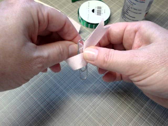 A short tutorial on making a ribbon paperclip pull.